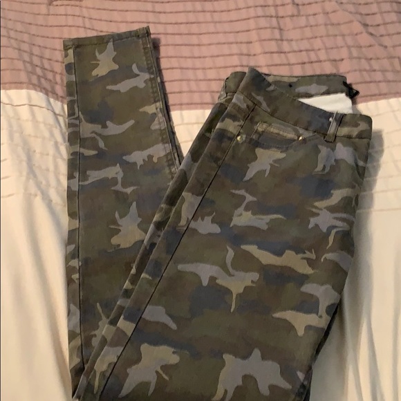 H&M Pants - H&M camo skinny pant